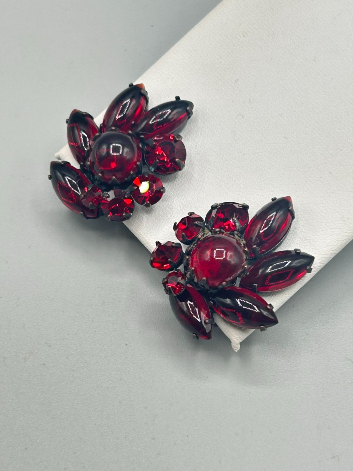 Unsigned WEISS Clip On Earrings Ruby Red Clips Al… - image 4