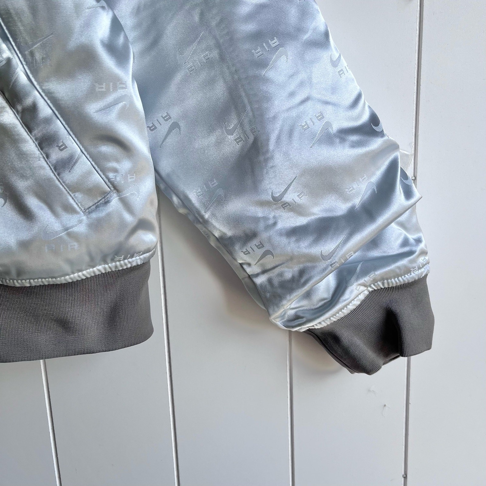 SACAI X NIKE Nike Air Bomber Jacket Large metallizzato increspato logo boxy autunno inverno streetwear