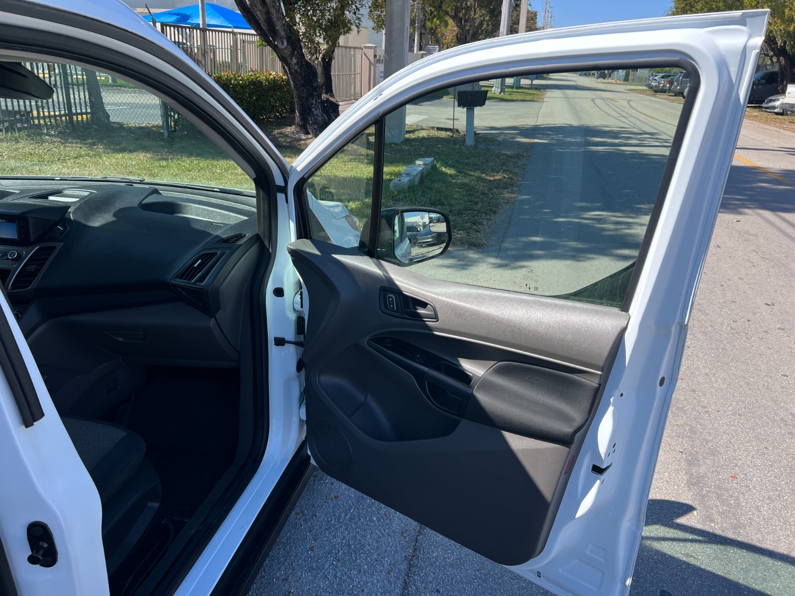 Ford Transit Connect - Image 16