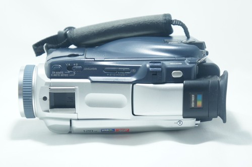 Near Mint Sony Digital Handycam DCR-TRV18 MiniDV Camcorder Cord Works - Picture 9 of 10