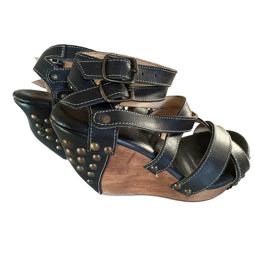 BED STU Michaela schwarze Leder & Holz Plateau Keilabsatz Nieten Sandalen Größe 7B EUC