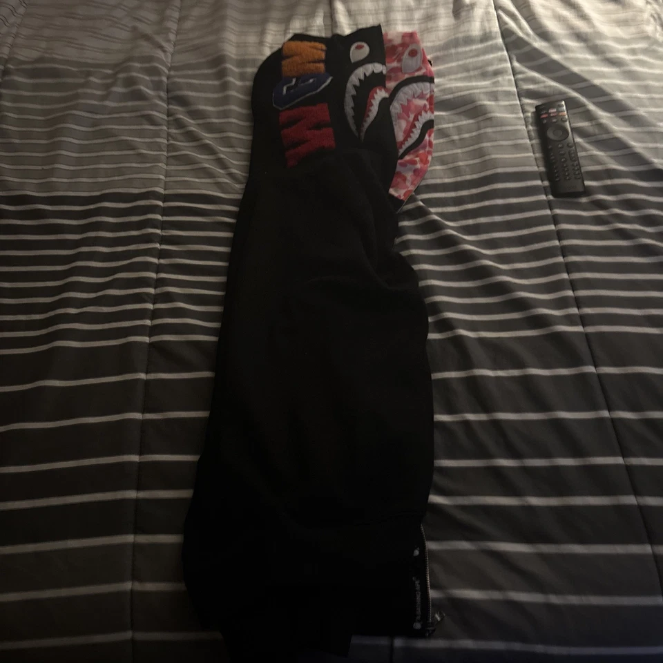 Auténtica sudadera con capucha Bape Shark - icónica declaración de ropa de calle Foto 3 de 3