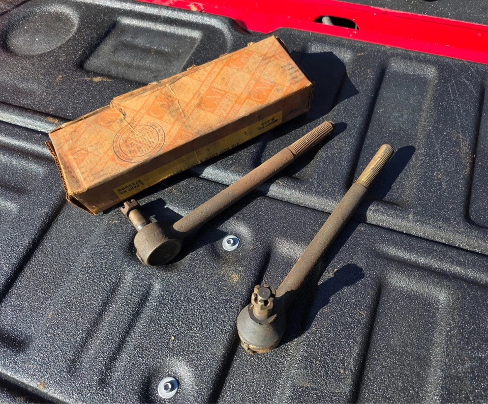 Extremo de varilla de amarre nuevo de stock para modelos Chevrolet 55-57 seleccionados GM 3713905 Tri Five Chevy Foto 4 de 4