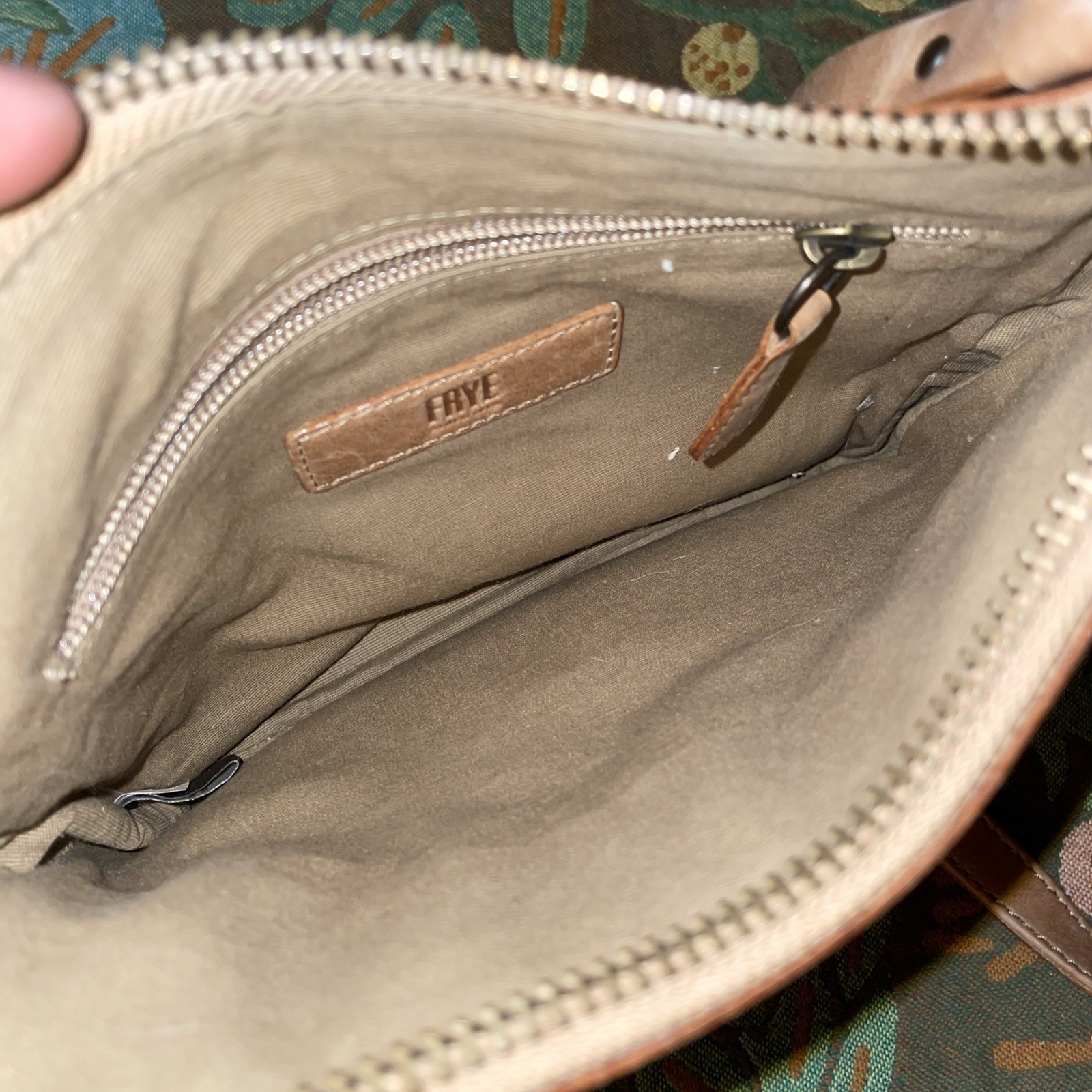 FRYE light brown leather adjustable CEOSSBODY BAG - image 5