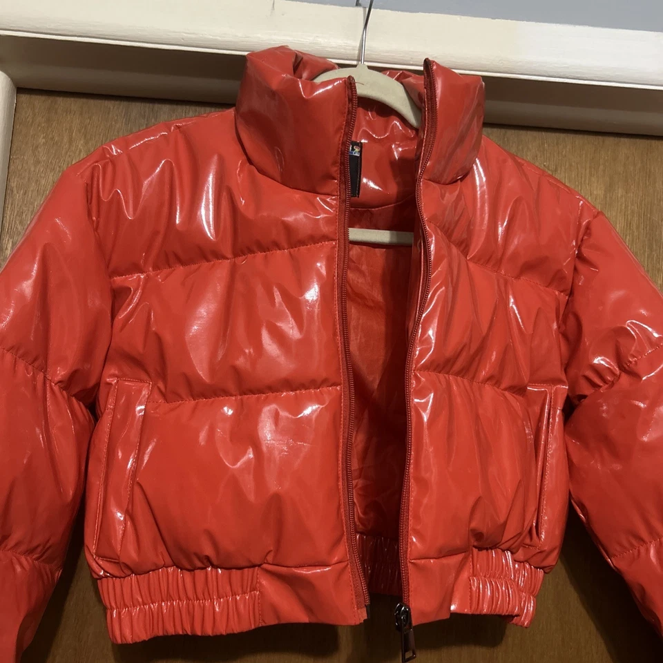 Chaqueta acolchada Trollz Nicki Minaj Tekashi 6ix9ine roja arco iris pequeña Foto 2 de 4