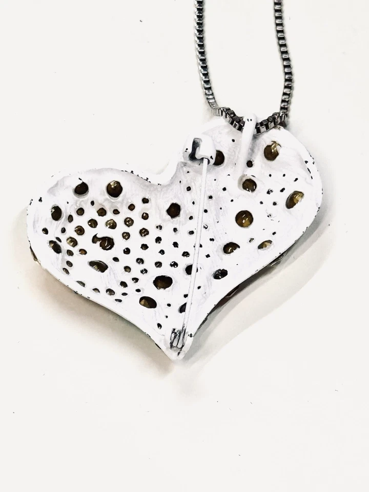 Colgante y collar Betsey Johnson corazón blanco con pedrería multicolor Foto 4 de 4