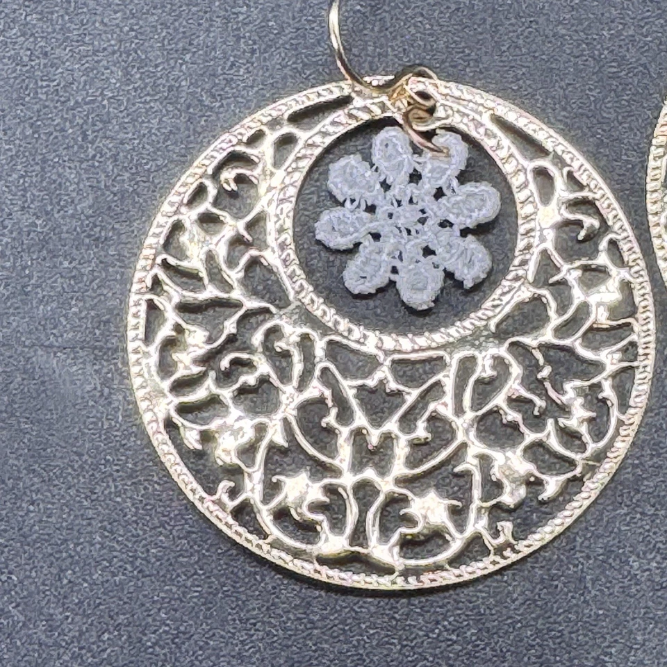 Pendientes Colgantes Claire's Tono Dorado y Blanco Gancho Trasero Filigrana Flor Lindos Brillantes Foto 2 de 4