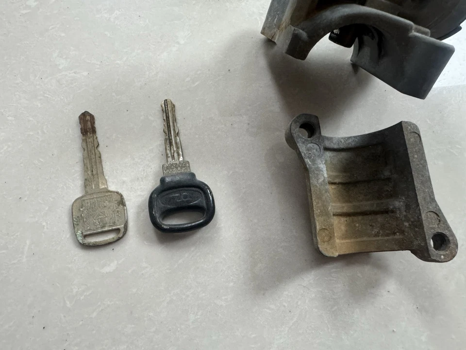 Mazda Rx7 FB S2 1981 - 1983 Ignition Barrel With 2 Keys wiring harness switch - image 3 of 4