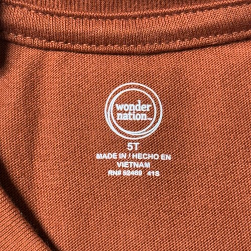 Completo mimetico bambino taglia 5T. Nuovo con etichetta! Pantaloncini cargo mimetici grigi, maglietta arancione bruciato - Foto 4 di 10