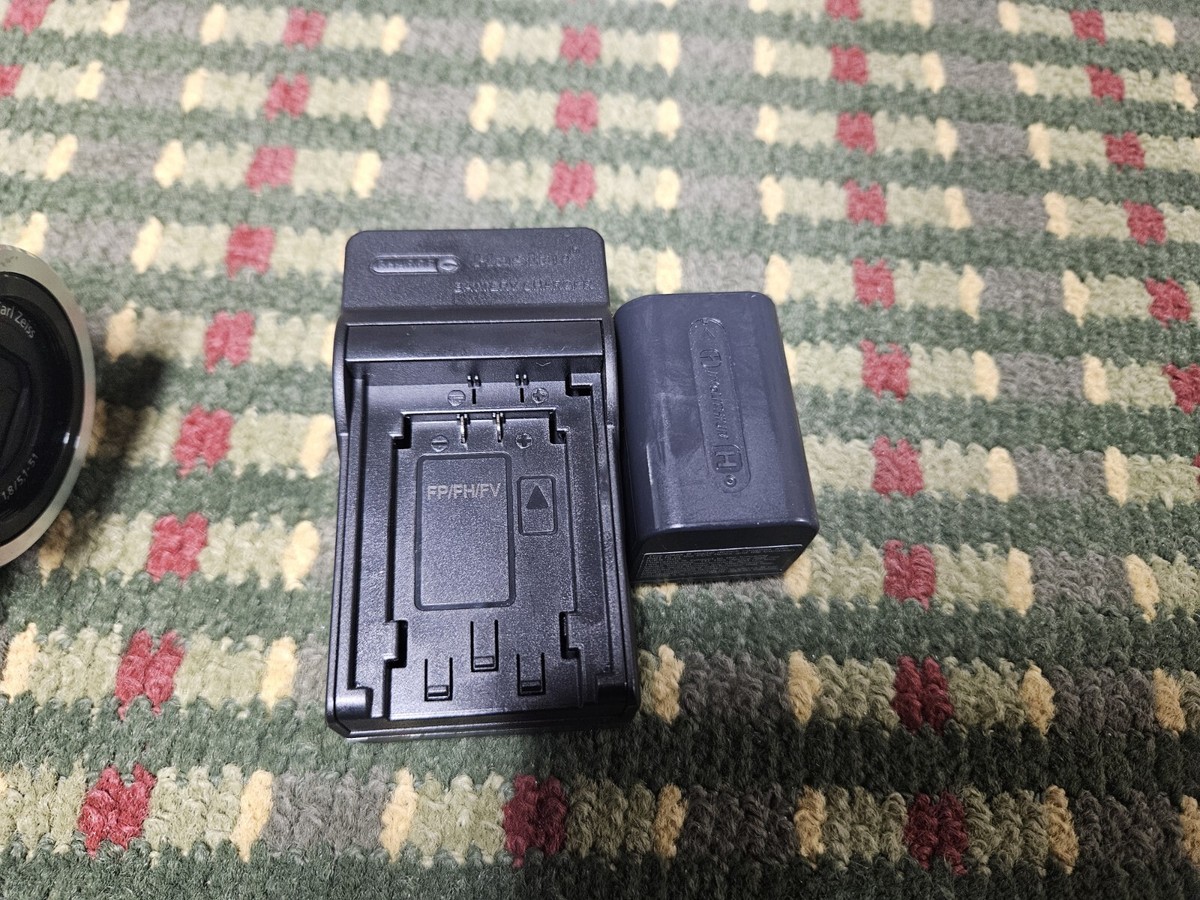 【動作ＯＫ】ナイトショットOK SONY　Handycam　DCR-SR220 Sony DCR-SR220 4MP 60GB Hard Drive Handycam Camcorder with