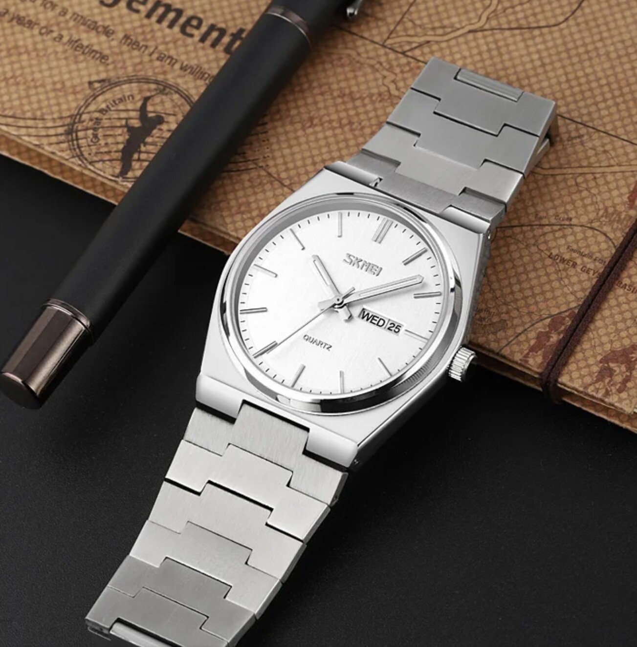 Montre à quartz homme acier avec cadran étanche et aiguilles lumineuses haute précision