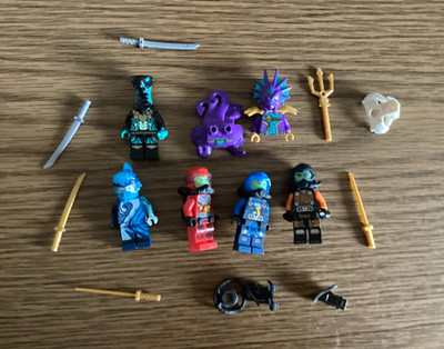 LEGO Minifiguren Konvolut   8 Figuren aus Kunststoff mit Waffen & Zubehör
