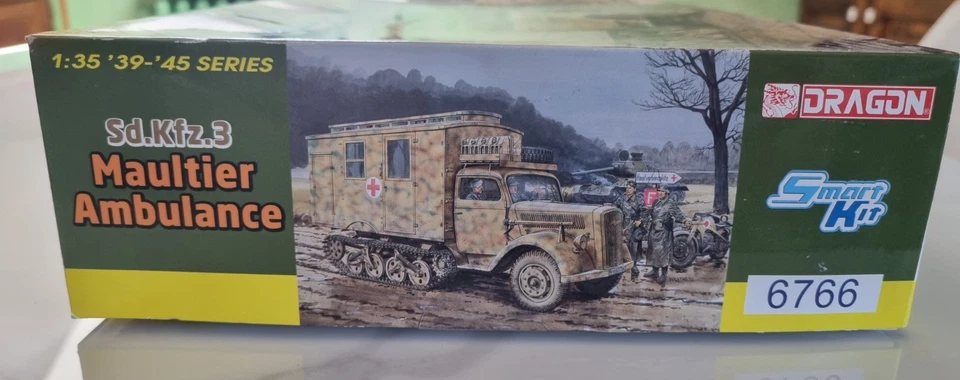 Dragon 1/35 39-'45 Series Sd.Kfz.3 Maultier Ambulance 6766 - Immagine 2 di 4