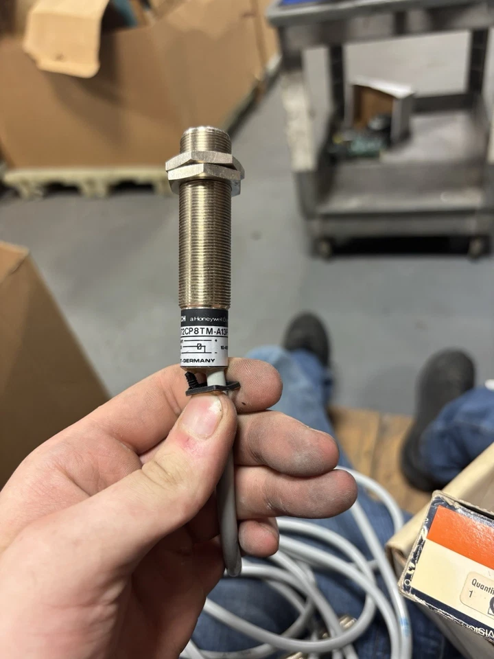 Honeywell 972CP8TM-A13P-L Inductive Proximity Sensor - Image 2 of 3