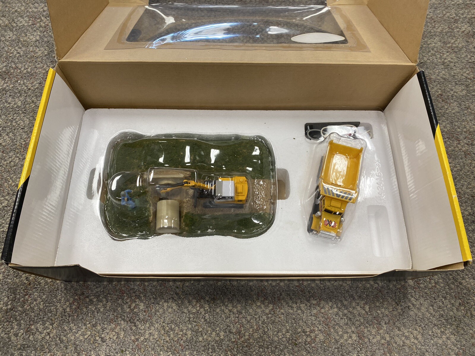 + KLine O Scale K42416 Backhoe Construction Scene For Parts or