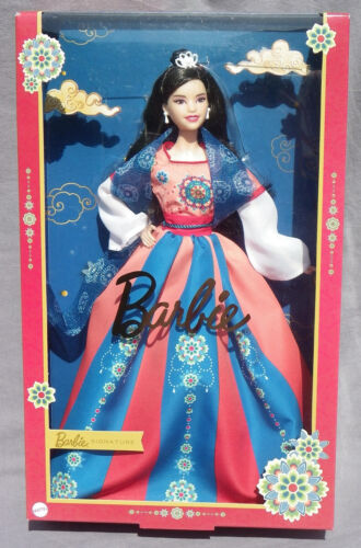 Barbie LUNAR NEW YEAR nouvel an chinois 2022 Mattel HJX35 JOYCE CHEN monde ASIE - Foto 1 di 4