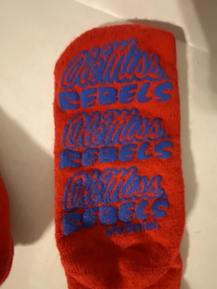Calcetines antideslizantes Ole Miss University of Mississippi con agarre inferior NCAA dormitorio Foto 3 de 3