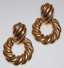 Elegant Vtg 80s Couture Round Golden Toned Ribbed Doorknocker Hoop Post Earrings