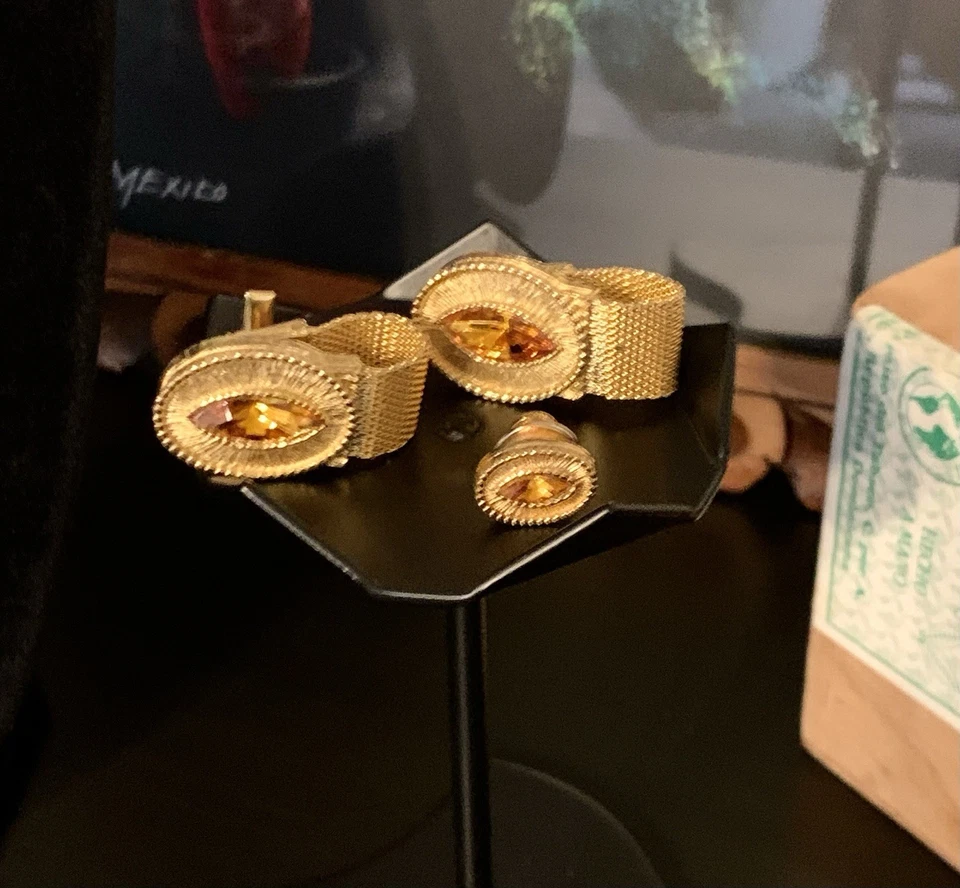 Gemelos y pasador de corbata vintage tono dorado con centro de mesa de gema de color ámbar R8 Foto 3 de 4