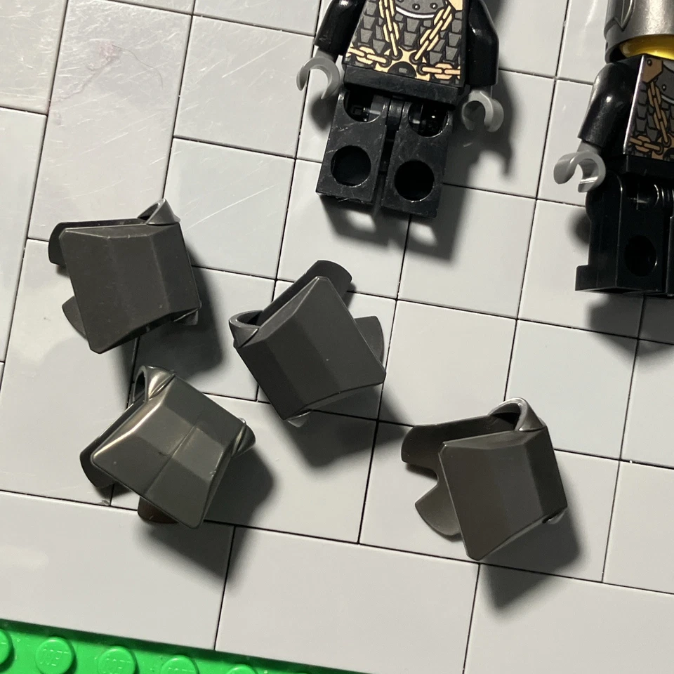 LEGO Kingdoms Dragon Knight Chains and Helmet Shield Sword Cas493 B1 7 - Image 3 of 4