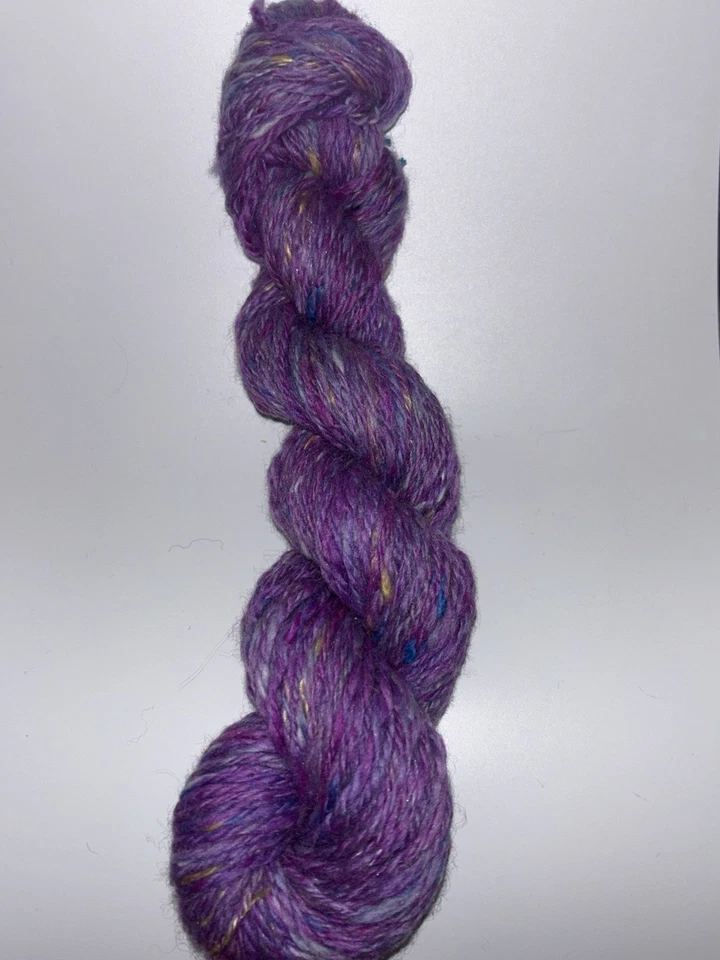 Fio auto-misturado feito à mão “Violet Yarn Burst” - Imagem 2 de 4
