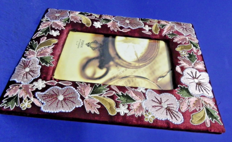 Trajes de marco de fotos de tela bordada floral borgoña de 4" x 6" de Fusion Concepts Foto 3 de 4