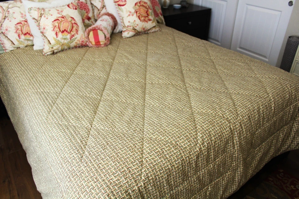 Rare! WAVERLY Tiki Basket-Weave Bamboo Green/Tan QUEEN Comforter - EXCELLENT! - Image 3 of 4