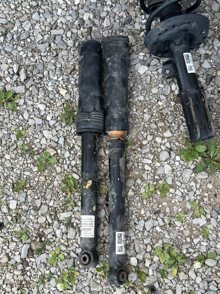 Kit completo de puntales delanteros y amortiguadores traseros para Chevrolet Cruze 2016-2019 Foto 4 de 4