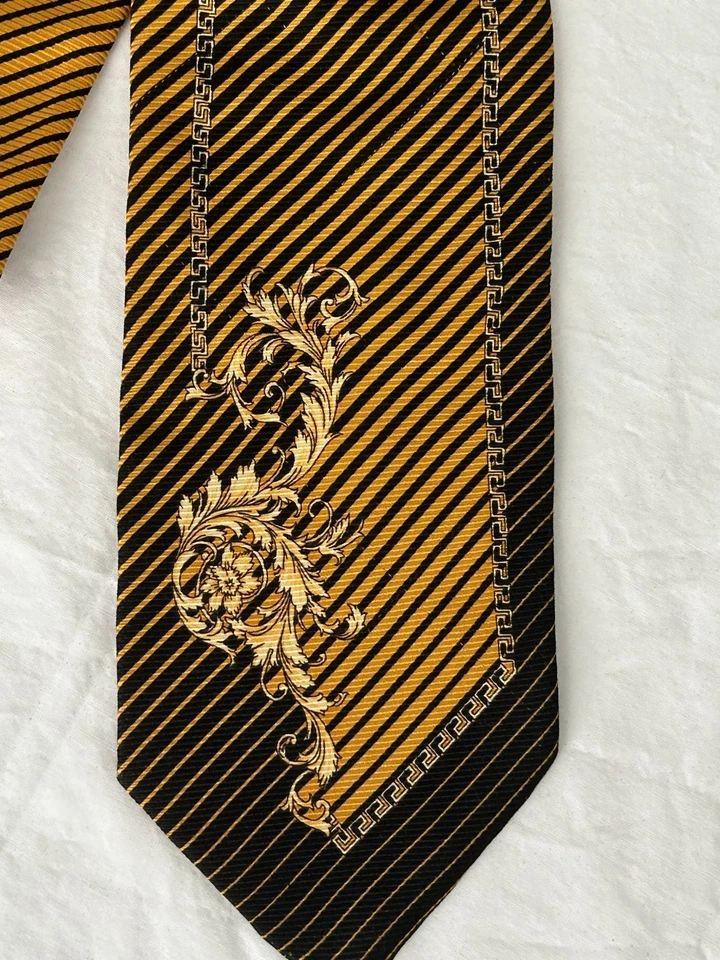 Corbata de seda Versace - Rayas barrocas negras y doradas, hecha en Italia Foto 2 de 4