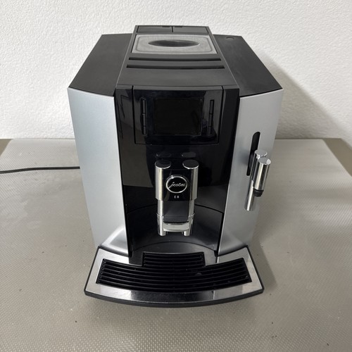 Jura E8 Kaffeevollautomat „Bitte lesen“