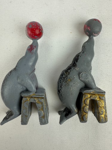 (2) Figurine vintage anni 60 in plastica con sigillo/palla da circo giocattolo a mezzaluna co - Foto 2 di 9