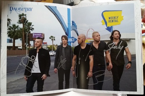 DAUGHTRY - LEAVE THIS TOWN TOUR *SIGNED* MINT CONCERT TOUR PROGRAM BOOK BOOKLET