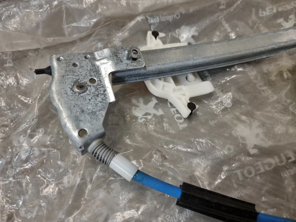 PEUGEOT 406 ELECTRIC WINDOW MOTOR & REGULATOR REAR LEFT GENUINE NEW 922356 - Image 4 of 4