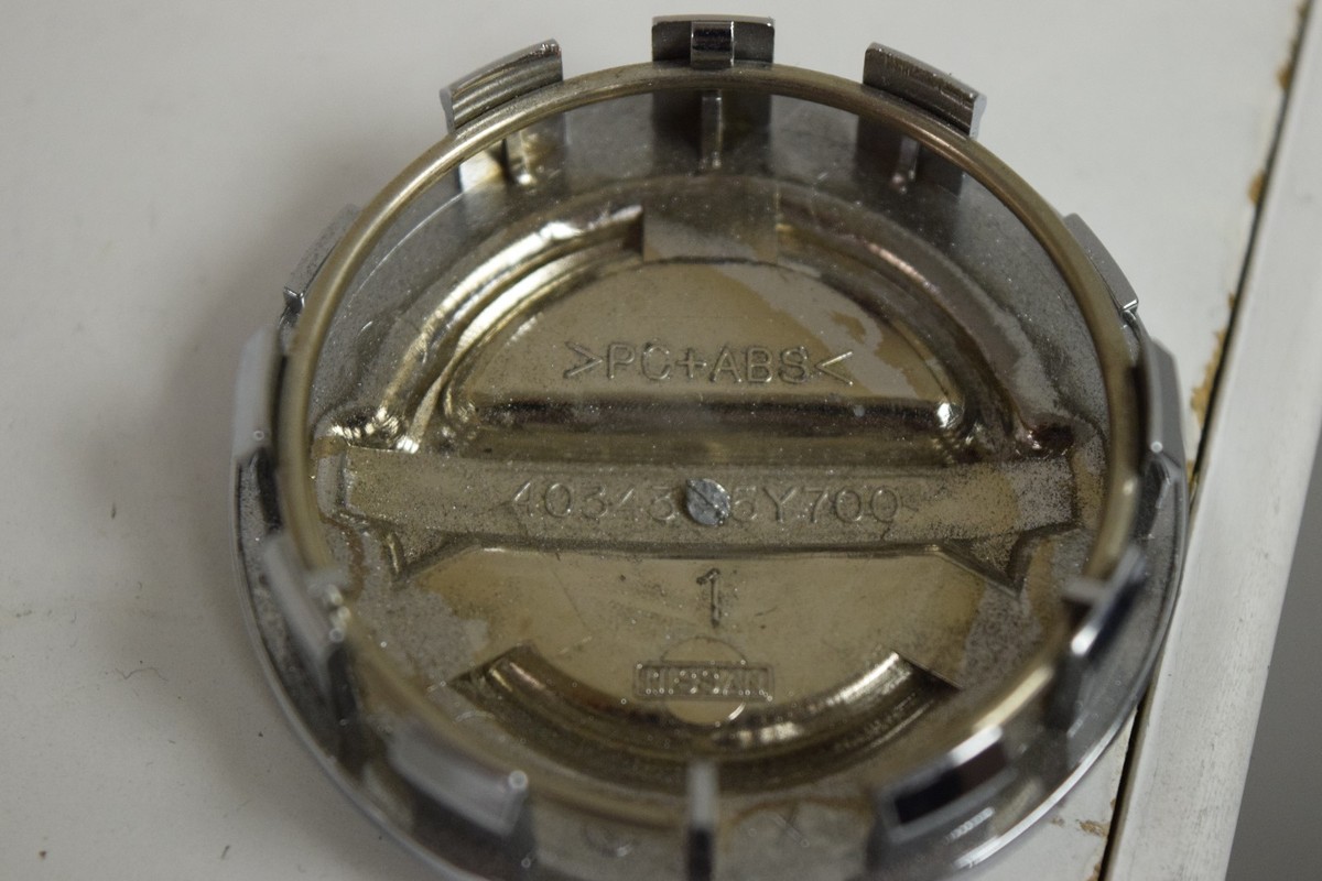 ミンサー額 Genuine OEM Nissan 40343-5Y700 Wheel Center Cap (1) Chrome