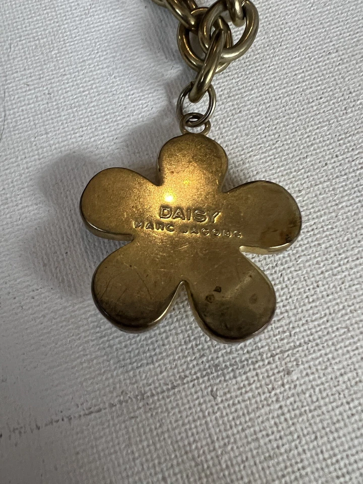 Berloque Marc by Marc Jacobs pulseira corrente cor ouro vintage margarida enferrujada como está - Imagem 4 de 4