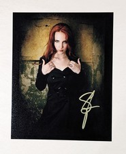 FOTO firmada 8x10 por Epica SIMONE SIMONS Aspiral Principio OMEGA AUTÓGRAFO certificado de autenticidad