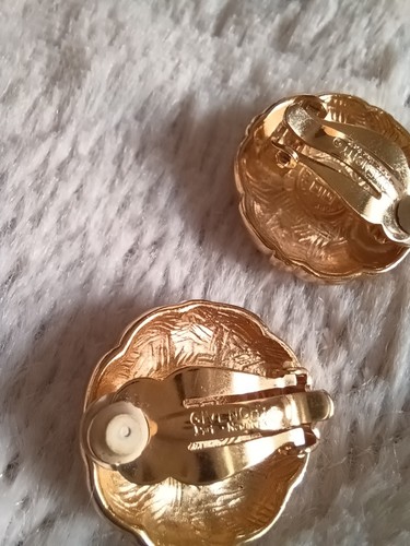 Vintage GIVENCHY Gold Tone Clip On Greek Key Earrings w Faux Black Onyx Cabochon - Picture 6 of 8