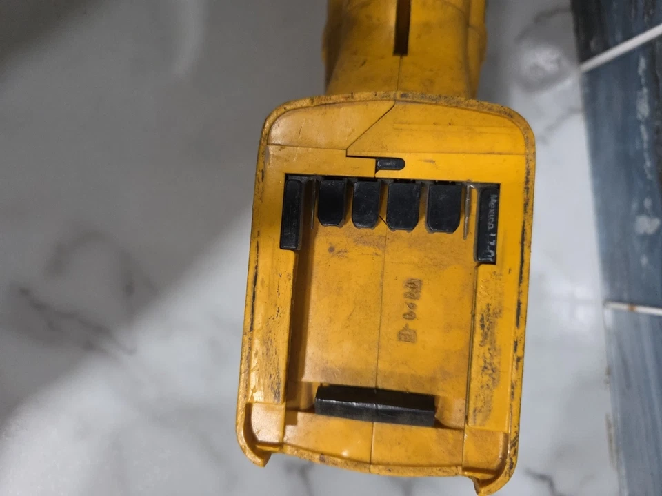 Sierra recíproca de velocidad variable Dewalt DW008 24V - SOLO HERRAMIENTA - PROBADA Foto 3 de 4