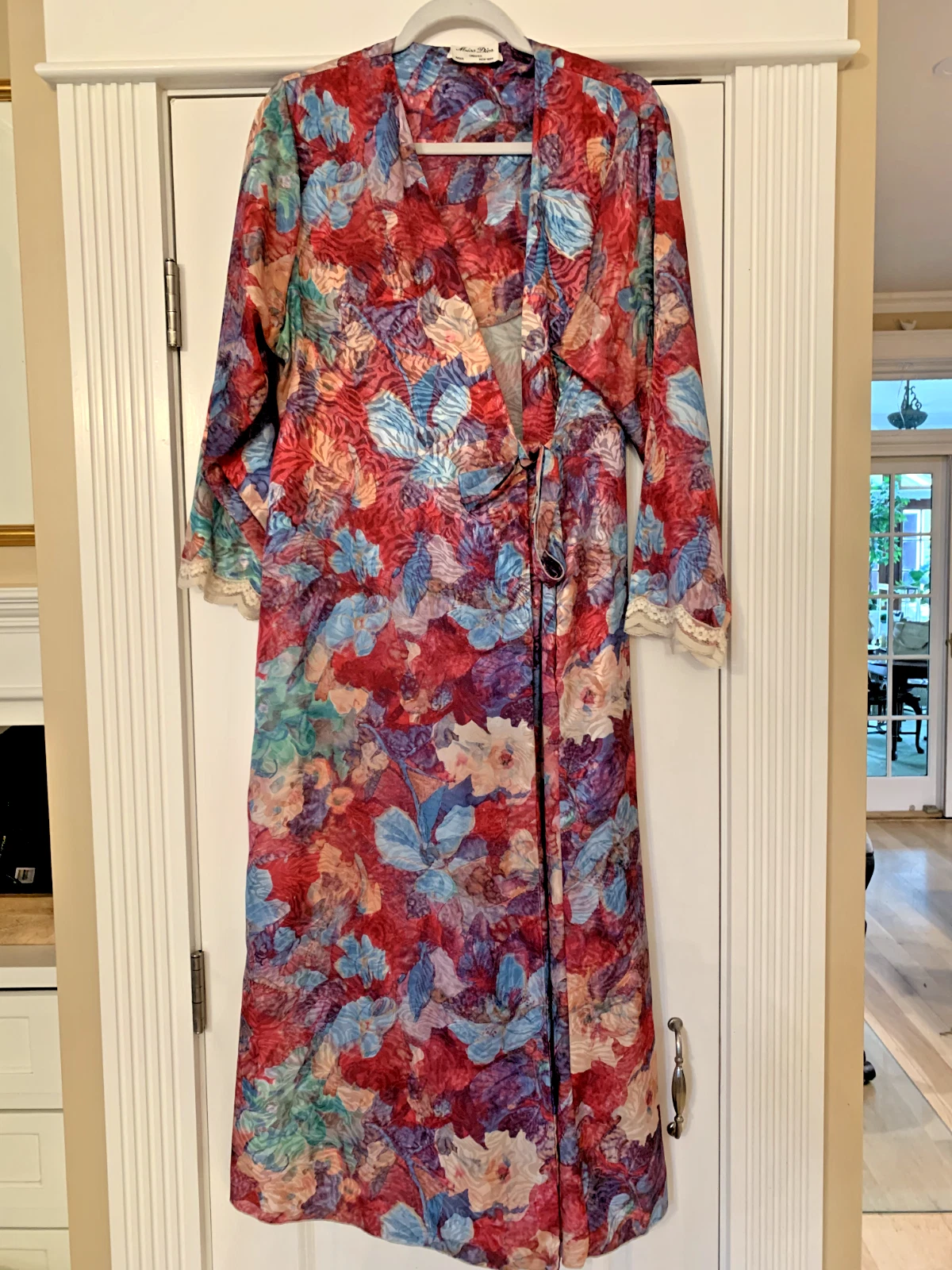 Robe kimono vintage Miss Dior aquarelle fleurie satin bordure dentelle rose bleu violet cravate