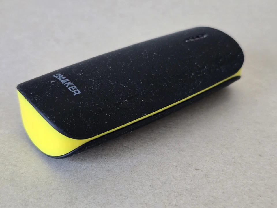 Cargador de batería portátil de goma OMAKER 5200mAh con linterna negro y amarillo Foto 2 de 4