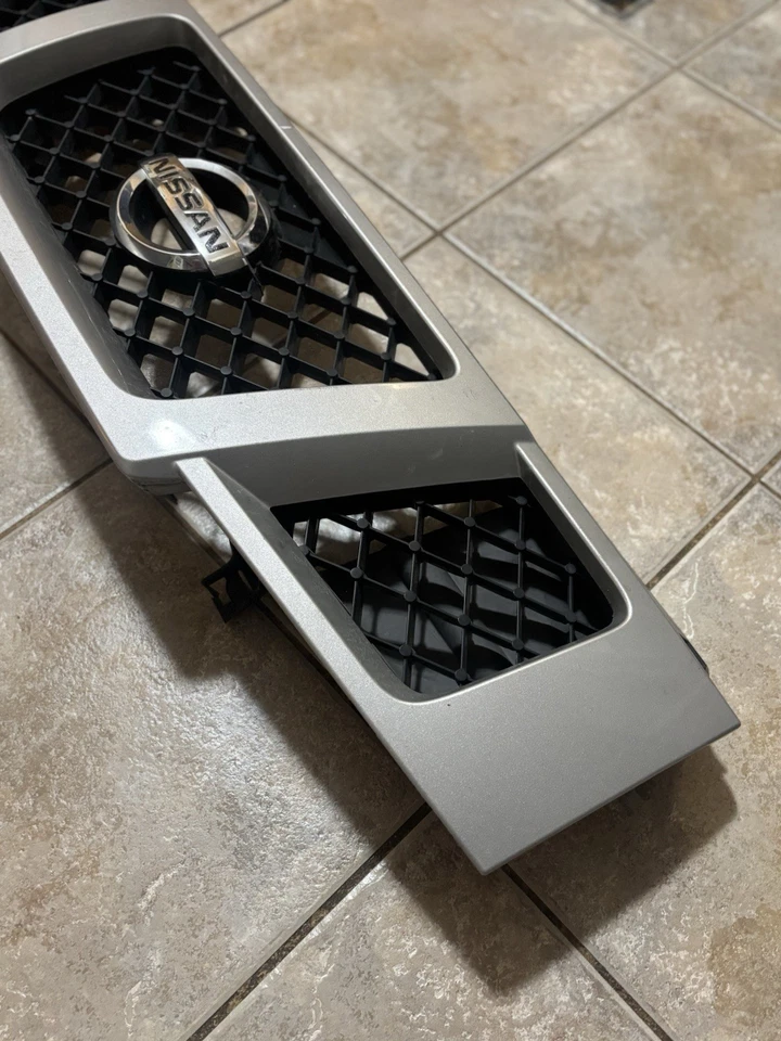 Nissan Armada 2008-2015 parrilla delantera superior cromada con emblema Foto 3 de 4