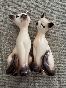 Vintage 60's Unbranded Ceramic Siamese Cat Salt & Pepper Shakers Japan 4" Approx