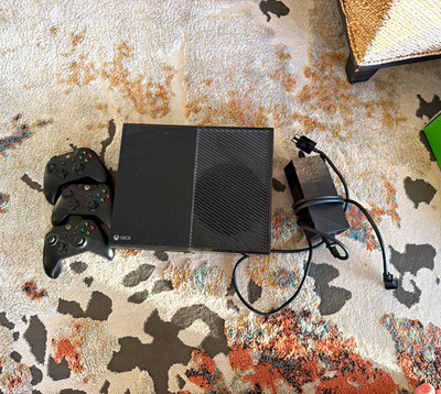 Microsoft Xbox One Console 500GB + 3 Controllers, Power Supply & 10 Games