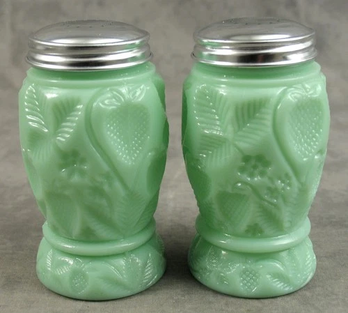 JADEITE GREEN GLASS STRAWBERRY FLORAL SALT & PEPPER SHAKER SET Range Size