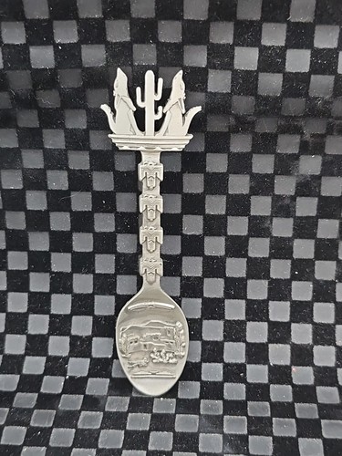Souvenir Cucchiaio Peltro Maack Southwestern Lupi Urlanti Thunderbird Cactus Adobe - Foto 1 di 5