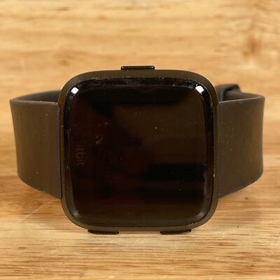 Fitbit Versa FB504 Indoor/Outdoor Bluetooth Fitness Activity Tracker Smart Watch