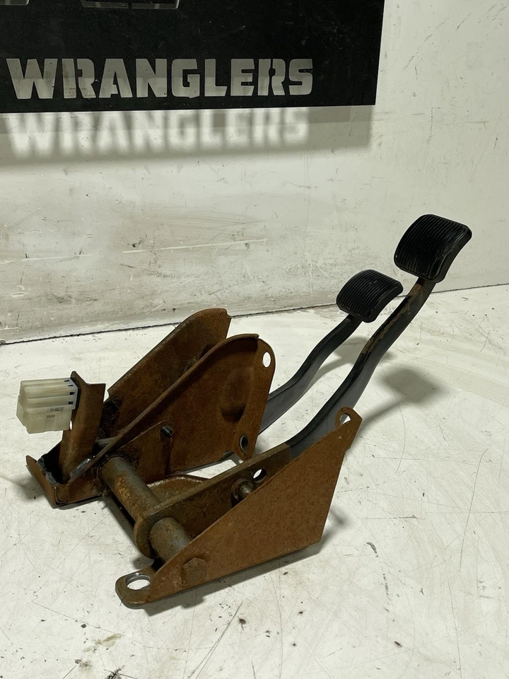 Manual Clutch & Brake Pedal  Lever Assembly w/ Sensor 97-06 Jeep TJ Wrangler - Image 4 of 4