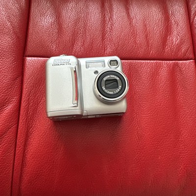 Nikon Coolpix 775 Compact Digital Camera with Case , Battery Won t Charge 