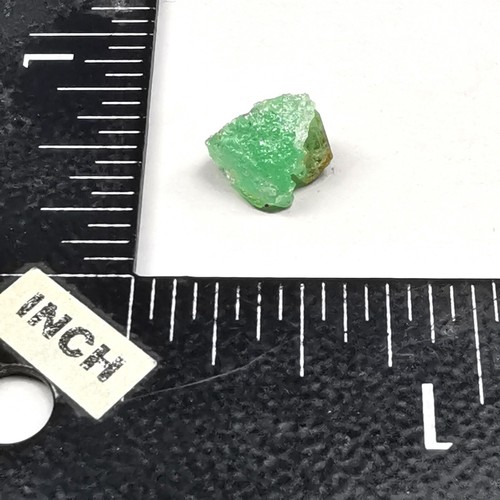 Esmeralda de 2,765 quilates / Muzo, Colombia / Espécimen de piedras preciosas de cristal en bruto - Imagen 3 de 14