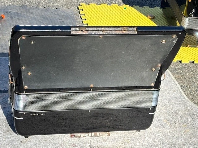 Vintage Iorio Accordion with Tone Chamber Black 9 Treble 3 Bass Selects - Image 3 of 4